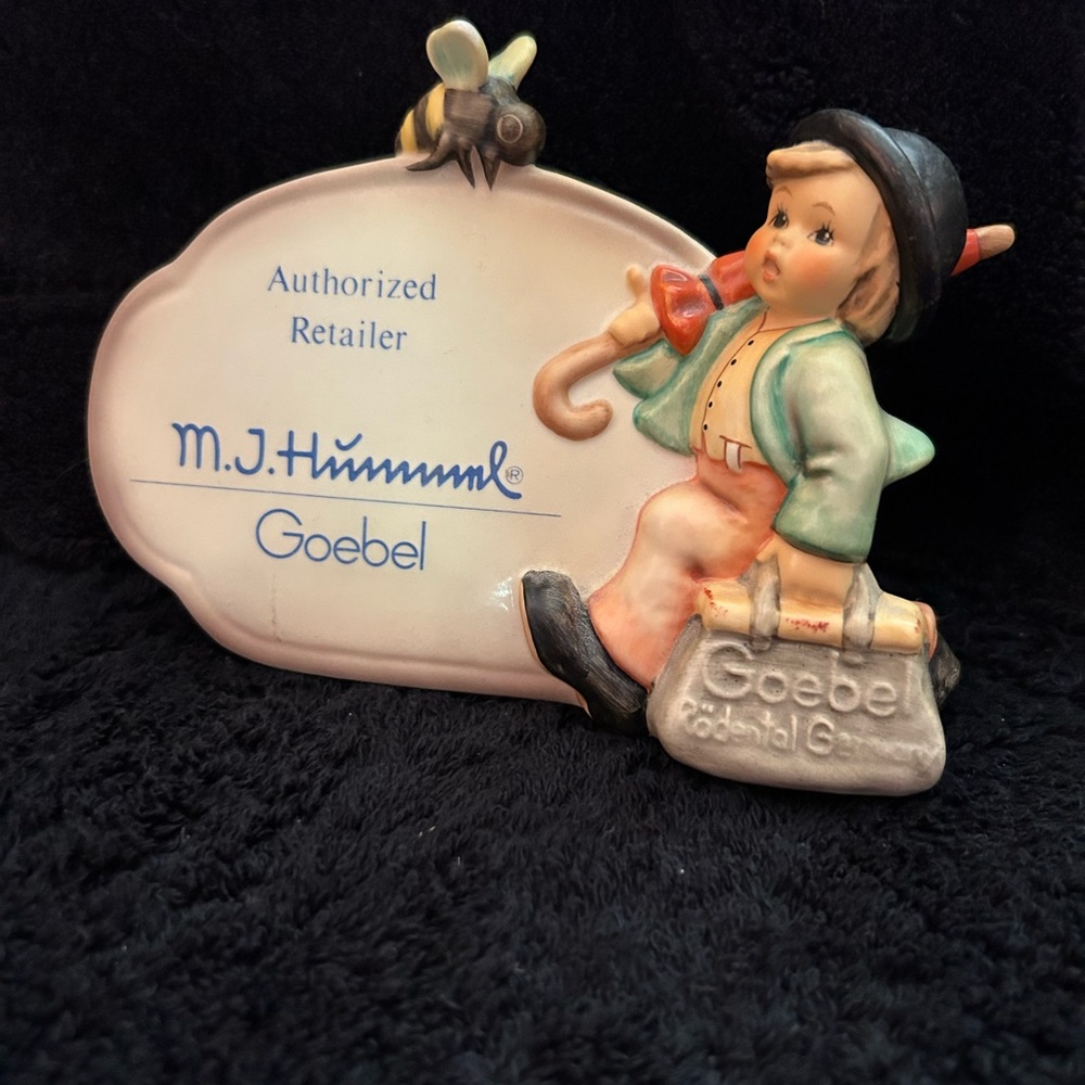 MERRY WANDERER  HUMMEL PLAQUE